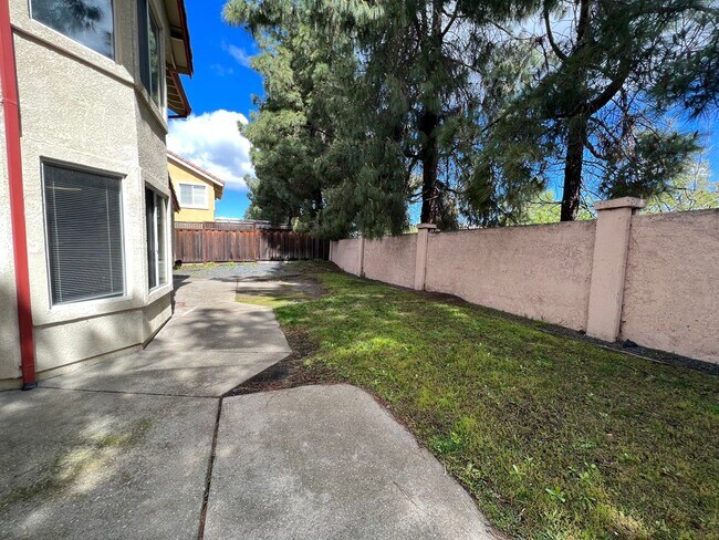 Building Photo - Huge 2 Story 5 Bedroom 3 Car Garage Home w...