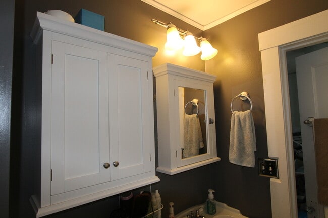 Building Photo - Beautiful 2-bedroom Charmer in Aksarben