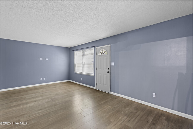 Building Photo - 106 King George Ct