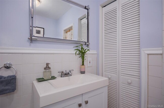 Building Photo - 356 Rossway Rd