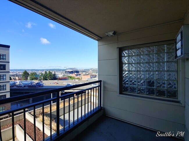 Building Photo - "Urban Living at Its Best: Spacious 2-Bedroom Retreat with Scenic Views!"