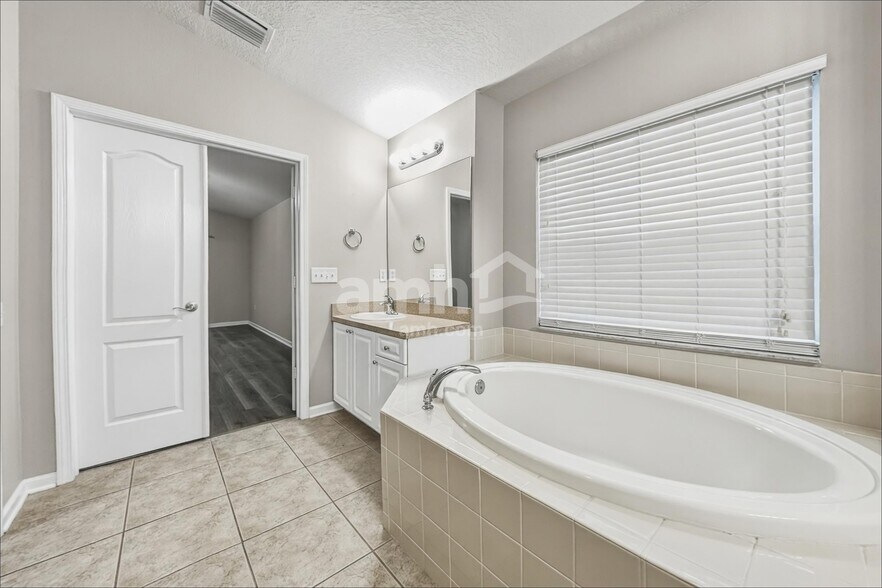 Building Photo - 7330 Crescent Palm Dr
