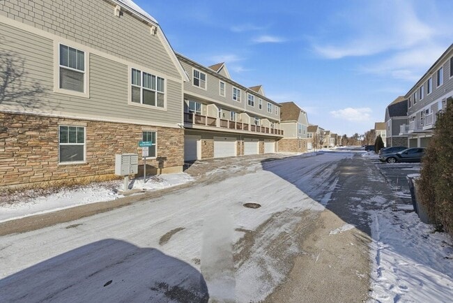 Building Photo - 218 Goldenrod Dr