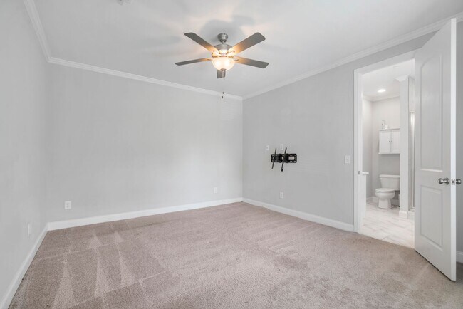 Building Photo - Canterbury Townhome