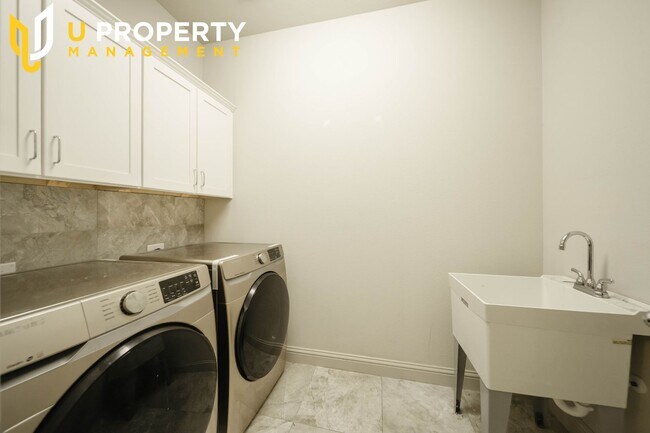 Building Photo - 2745 Troutt Dr