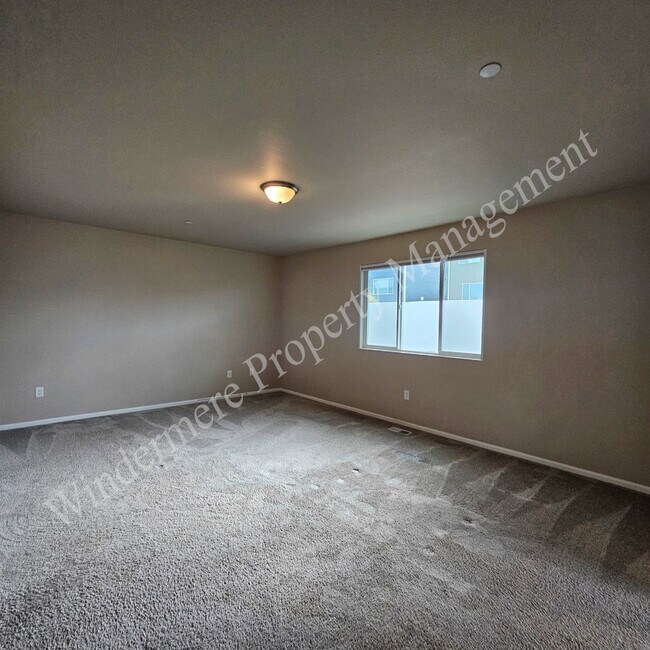 Building Photo - Spacious 4 Bedroom Home with Gas Fireplace, Office Space & 2-Car Garage!