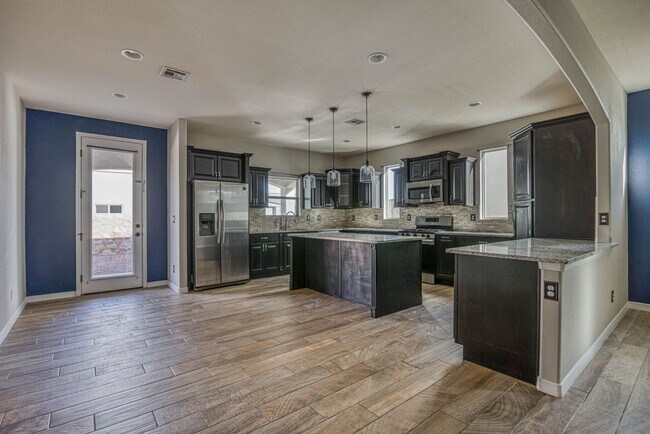 Building Photo - Beautiful East side House