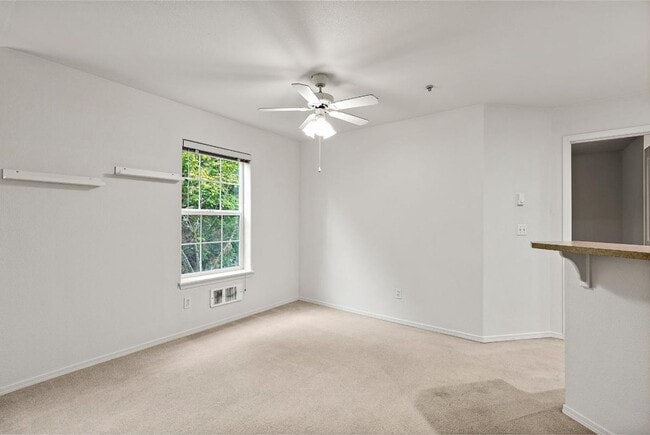 Building Photo - Charming 2 Bed Condo in DuPont | Fresh Pai...
