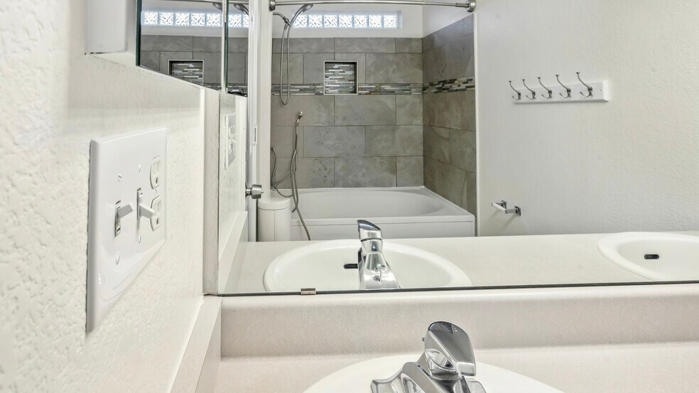 Building Photo - 4458 Lyndenwood Pt