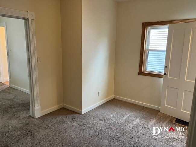 Building Photo - 811 S Summit Ave