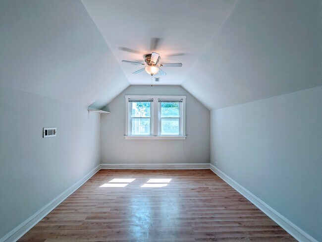 Building Photo - 834 N Kolin Ave