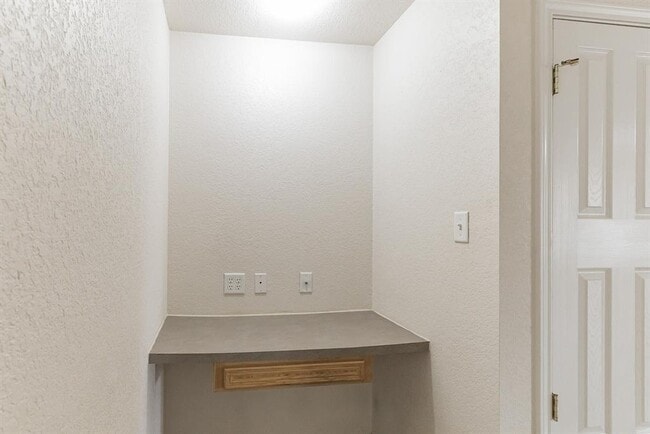 Building Photo - 319 Cedar Ridge Dr