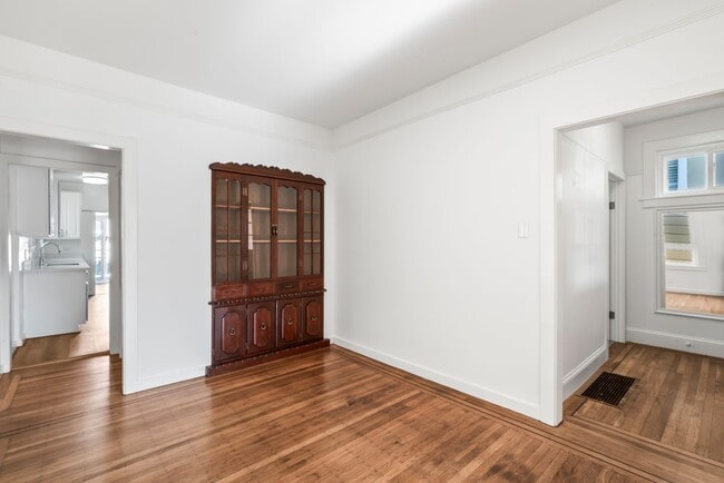 Building Photo - Remodeled 4Bd/2.5Ba Single-Family Home in ...