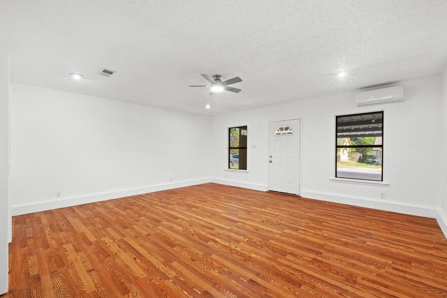 Building Photo - 13934 Mission Valley