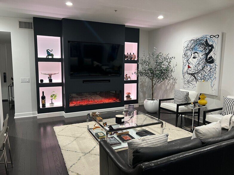 Building Photo - 300 E 4th St