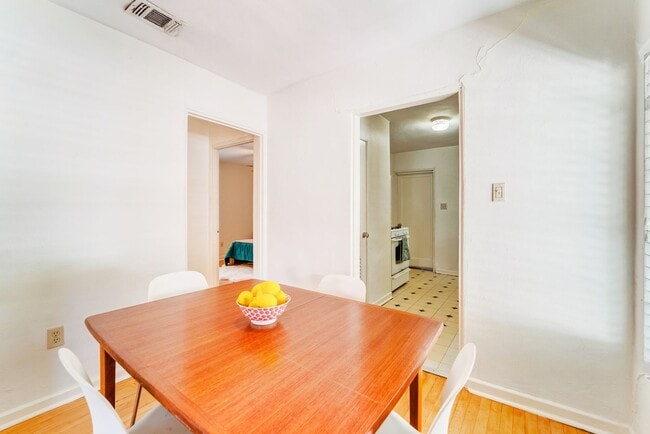 Building Photo - Charming Sycamore Street House