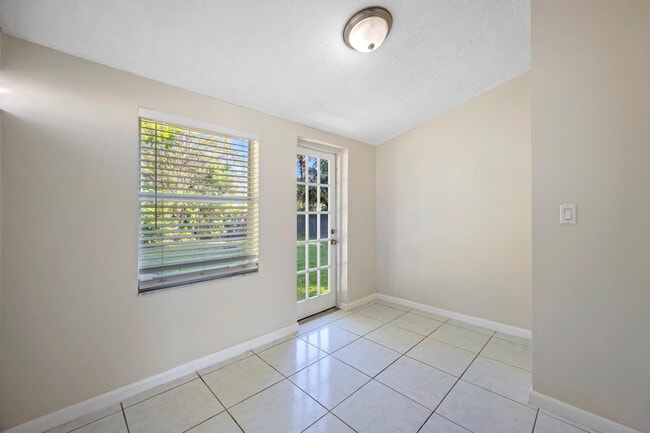 Building Photo - 1535 Plunkett St