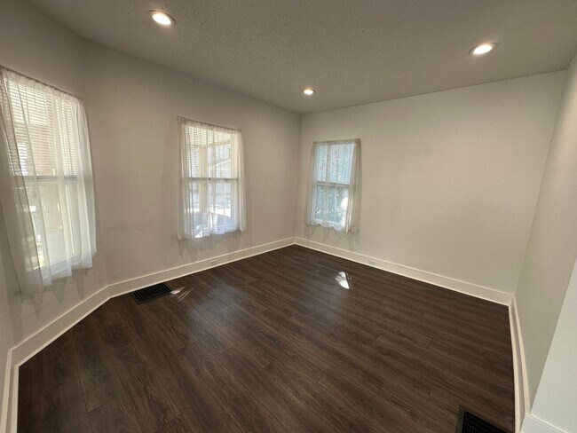 Building Photo - 443 Barth Ave SE