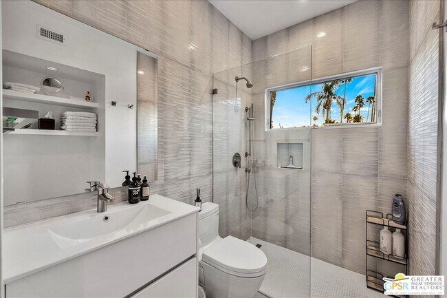 Building Photo - 605 E Sierra Way