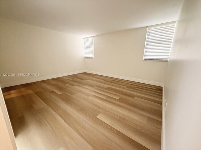Building Photo - 2625 Collins Ave