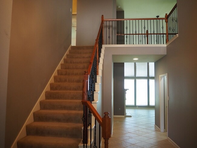 Building Photo - 28607 Green Hedge Dr