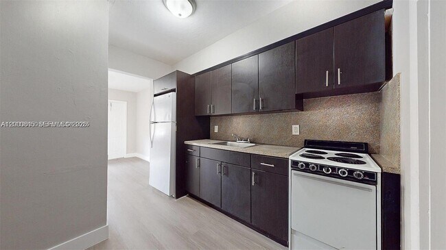 Building Photo - 891 SW 5th St