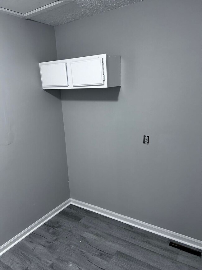 Building Photo - Large three bedroom, one and a half bath t...