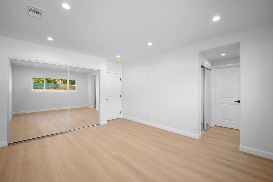 Building Photo - 10657 Knapp St