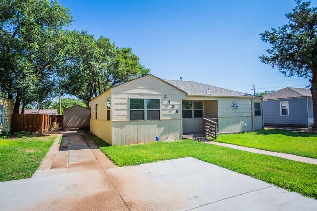 Building Photo - "Charming 3-Bedroom Home on 31st with Gleaming Hardwood Floors and 2 Full Baths!"