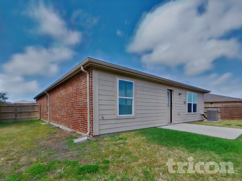 Building Photo - 540 Red Dusk Paint Dr