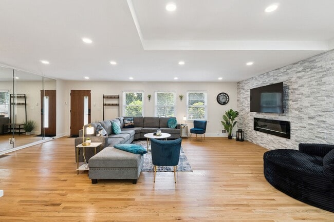 Building Photo - Fully Furnished: Beautiful 4-Bedroom Home ...