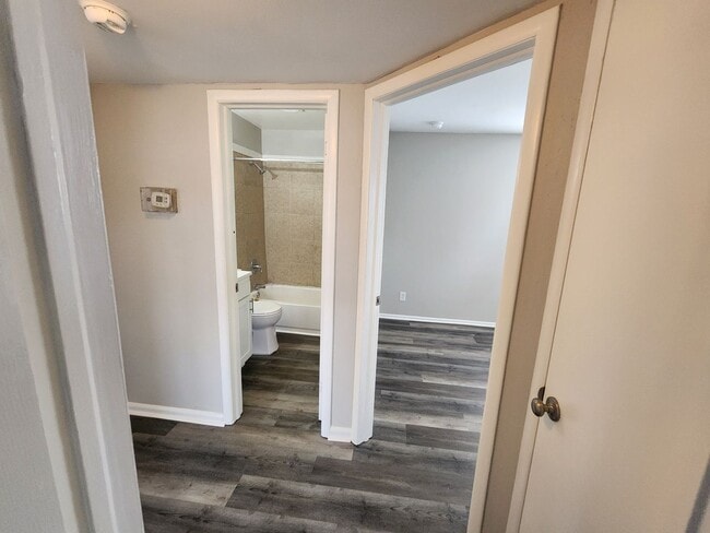 Building Photo - Updated 3 bedroom 1.5 bath home in Valley Station with a garage!