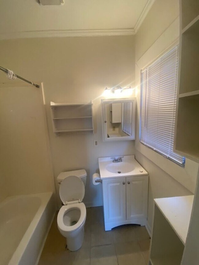 Building Photo - 109 River Park Dr