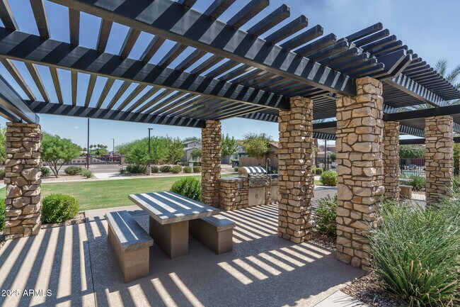 Building Photo - 14084 W Desert Flower Dr