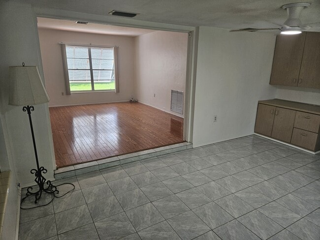 Building Photo - 1560 Robinson Dr N