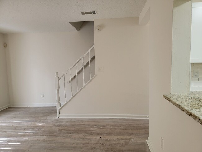 Building Photo - Quiet Cul-de-Sac Townhome -Recently Updated -