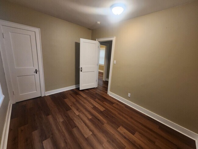 Building Photo - Beautiful 2 bedroom 1 bath renovated home with washer/dryer hookups!