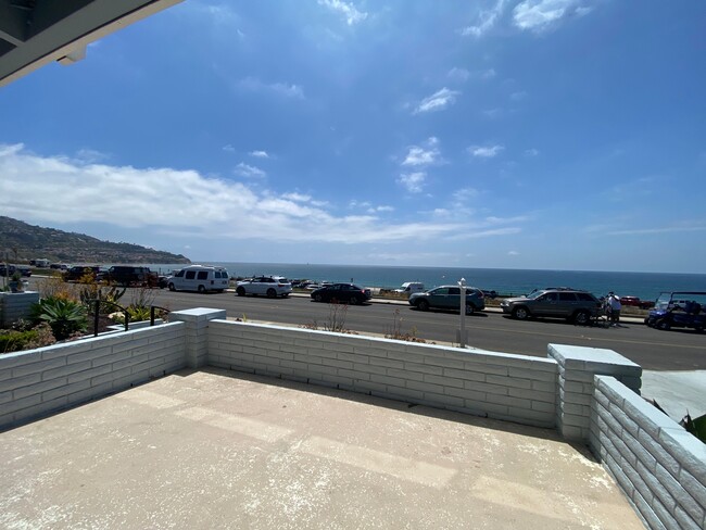 Building Photo - 320 Paseo De La Playa