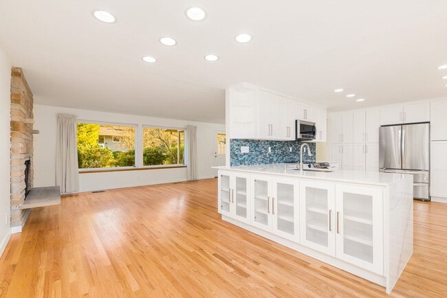 Building Photo - 14841 Densmore Ave N
