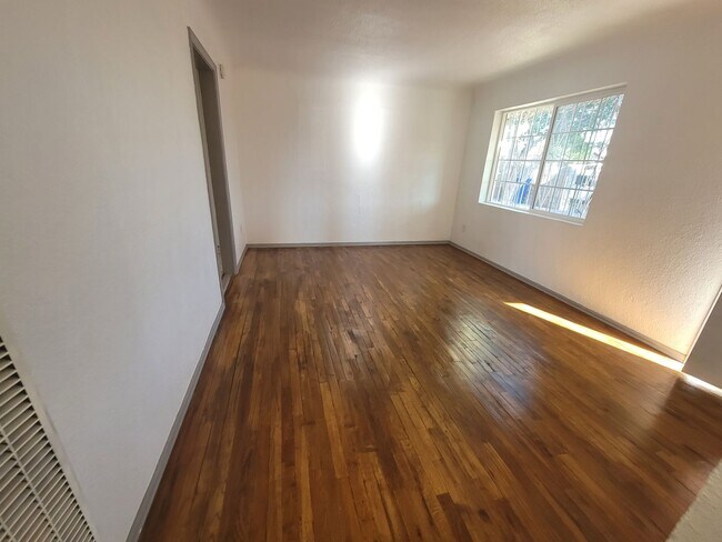 Building Photo - Ready to View!!