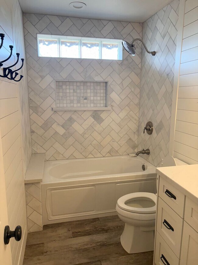 Building Photo - **STUNNING 3 BEDROOM/2 BATHROOM FULLY RENO...