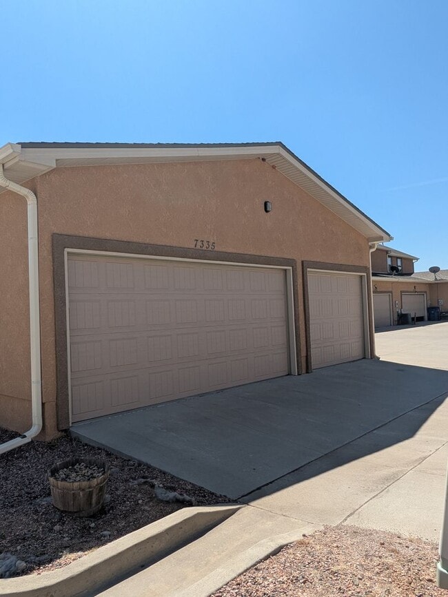 Building Photo - Beautiful 2 Story Townhome with 3 Car Garage!