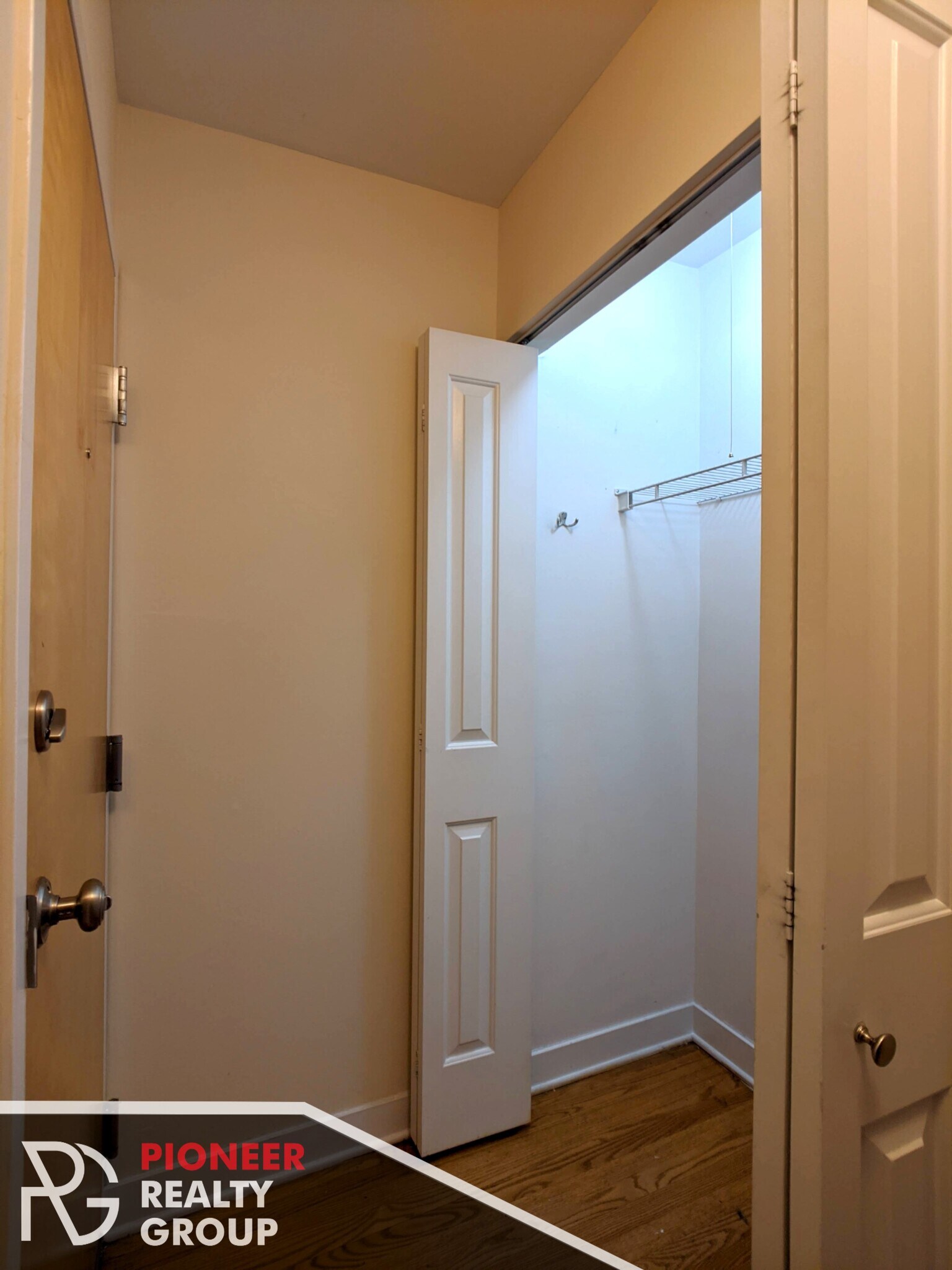 Building Photo - 643 W Wrightwood Ave