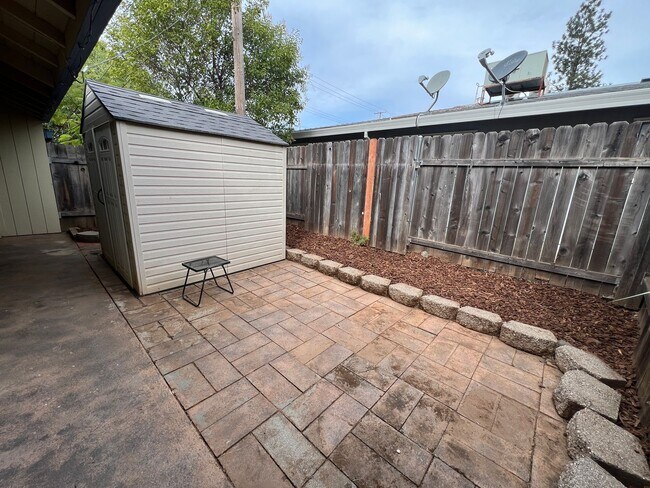 Building Photo - 928