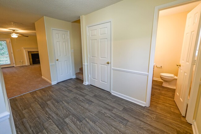 Building Photo - Super Cute 3 bedroom 3 bathroom townhome o...