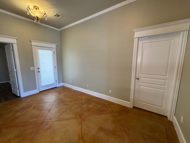 Building Photo - Luxury updated 4 Bedroom 2 Bathroom Home i...