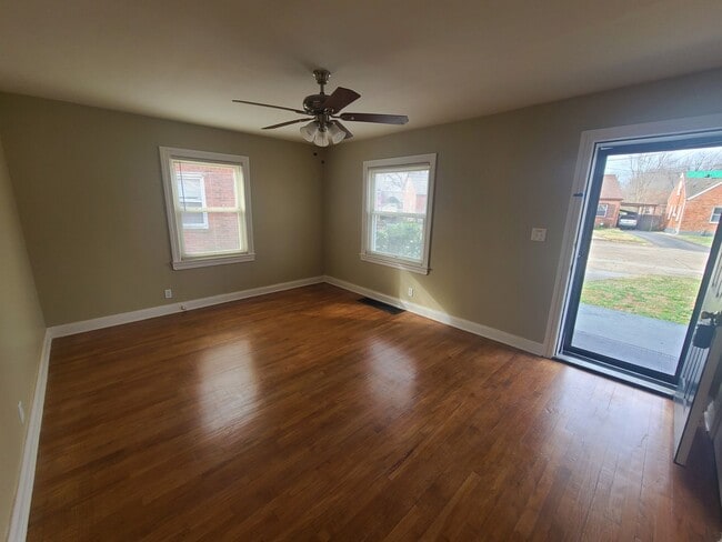 Building Photo - Extra clean and spacious home with a finis...