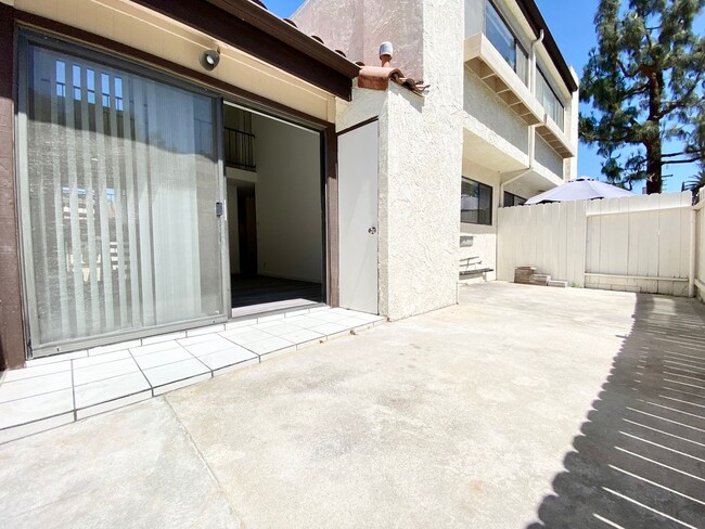 Building Photo - *Spacious updated townhouse in Monterey pa...