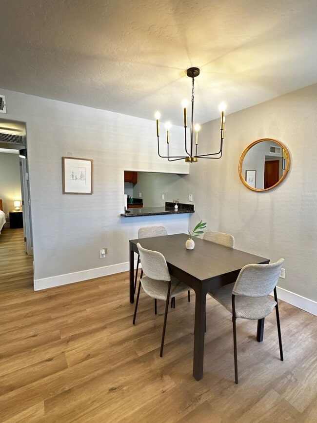 Building Photo - FULLY FURNISHED 1 BEDROOM 1 BATHROOM CONDO UPDATED HEART OF THE VALLEY