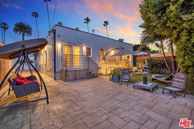 Building Photo - 326 N Doheny Dr